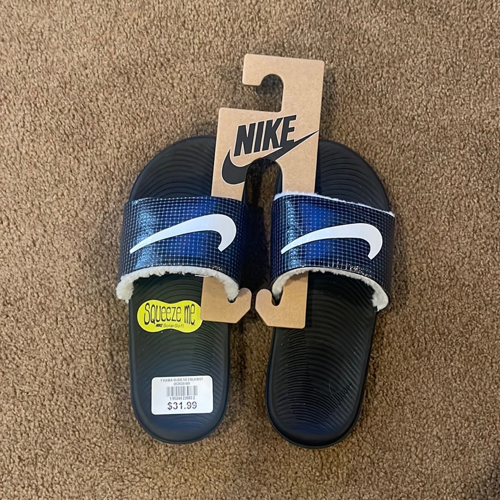 Nike youth Slides size 4